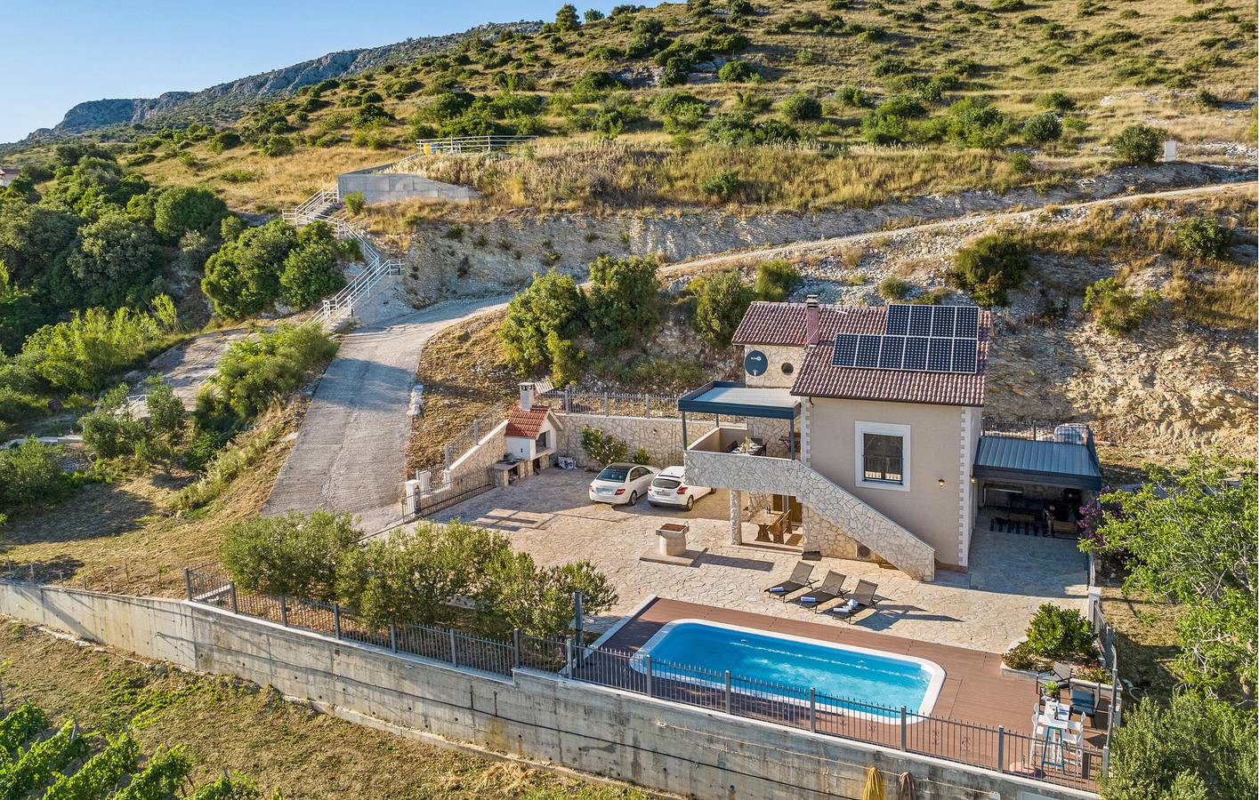 Gemütliche 150 m² große Ferienwohnung mit Pool, Terrasse und WLAN, 1 km von der Küste entfernt in Sibenik, Šibenik-Knin