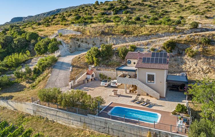 Gemütliche 150 m² große Ferienwohnung mit Pool, Terrasse und WLAN, 1 km von der Küste entfernt in Sibenik, Šibenik-Knin