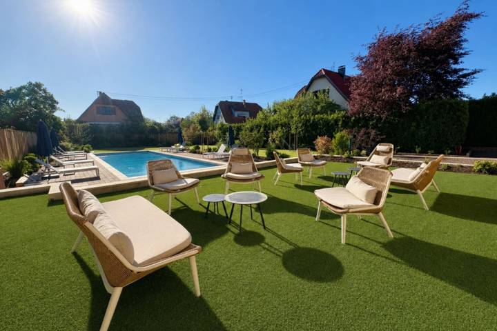 Location de vacances pour 14 personnes, avec jardin ainsi que piscine et terrasse à Hangenbieten