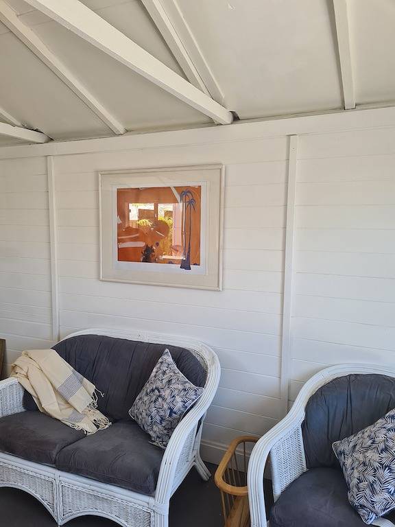 Private cottage, dog friendly, close to beach, shops, bush walks, fishing, more in Ettalong Beach, New South Wales