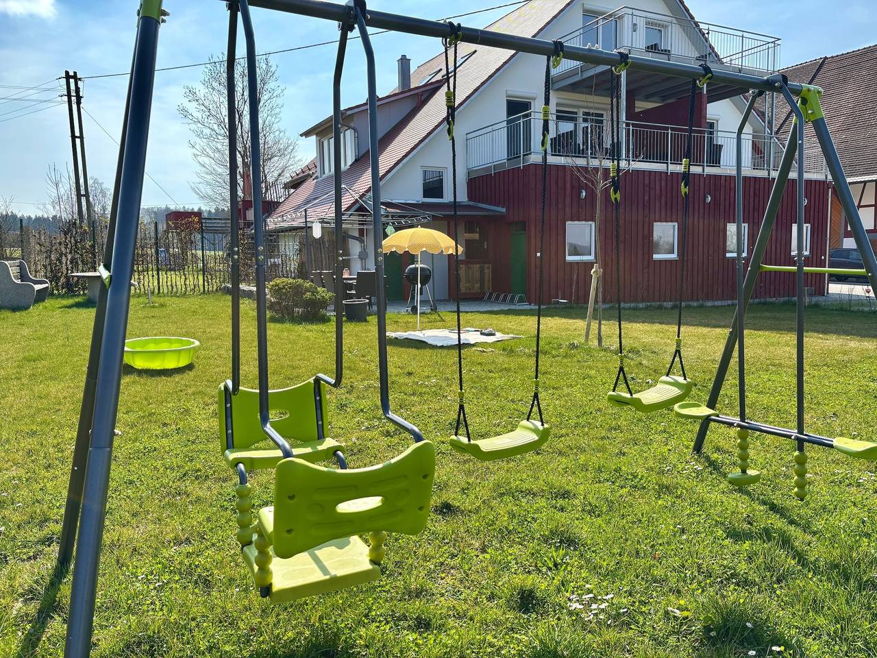 Ganze Wohnung, Ferienwohnung Wiesenblick mit gemeinsamer Terrasse, Gartenblick und Wlan in Deggenhausertal, Region Bodensee-Oberschwaben