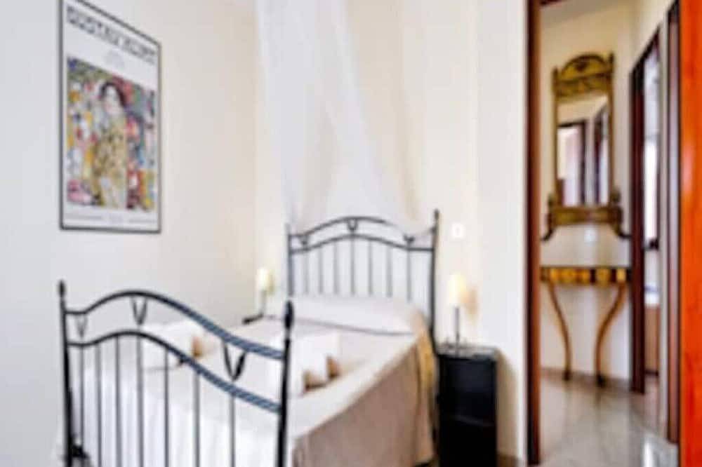 Stylish & Spacious Townhouse - Walk to Beach & Town in Fertilia, Sassari Provinz