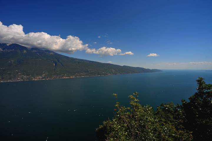 Ferienwohnung für 4 Personen, mit Balkon und Seeblick in Gardola