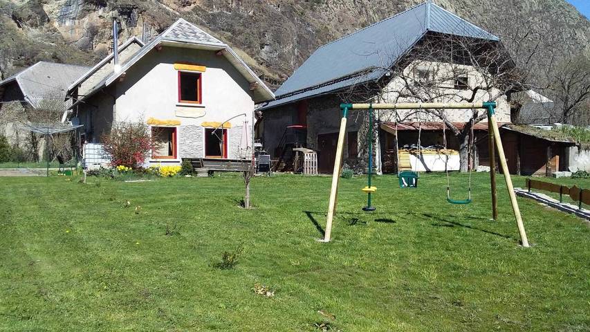 Gîte pour 4 personnes, avec jardin et terrasse à Chantelouve