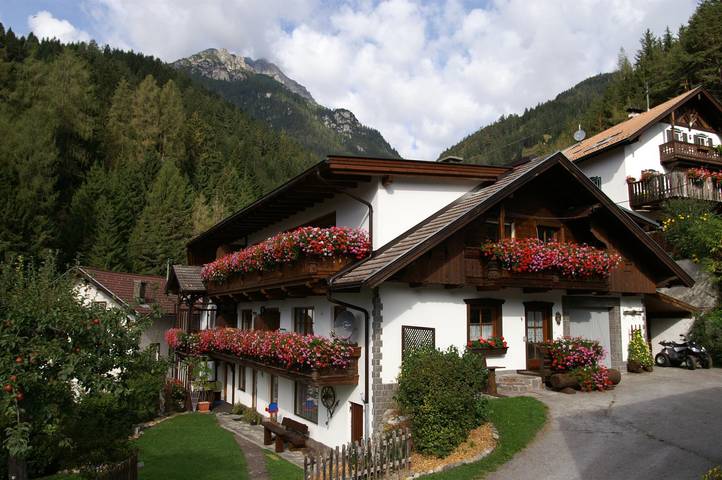 Ferienwohnung für 2 Personen, mit Balkon und Terrasse sowie Garten und Ausblick im Stubaital
