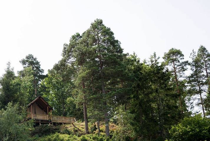 Telt for 6 personer, Terrasse og Jacuzzi i tillegg til Hage og Sauna i Bohuslän