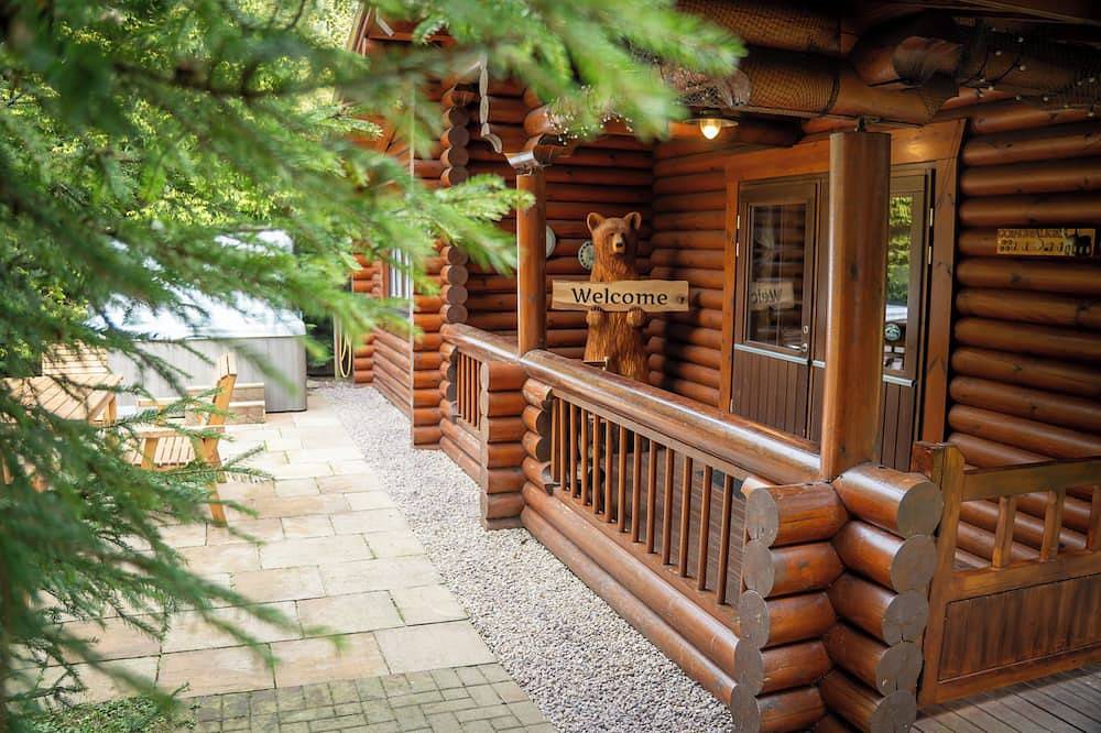 Vermont Lodge - Large Luxury Scandinavian Log Cabin with Hot Tub - Felmoor Park in Northumberland