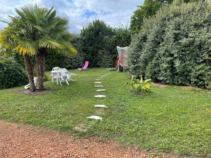 Gîte pour 2 personnes, avec terrasse et vue ainsi que jardin et piscine à Durtal - 2