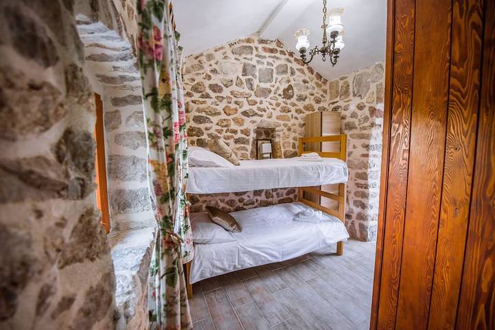 Villa für 9 Personen, mit Garten und Sauna sowie Balkon in Montenegro - 2