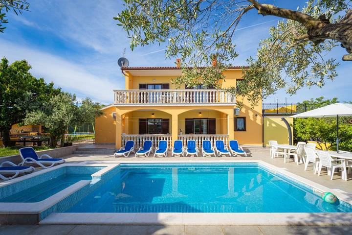 Villa für 16 Personen, mit Balkon/Terrasse und Garten sowie Pool