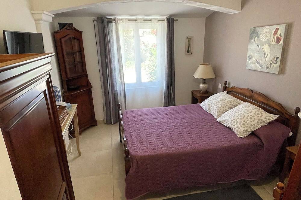 Independent studio with courtyard and parking in Entraigues-sur-la-Sorgue, Vaucluse