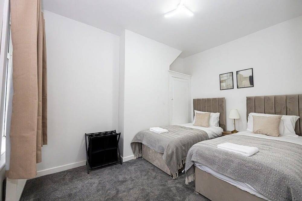 Stylish 3 Bed Levenshulme Home  Sleeps 7 in Manchester, Greater Manchester