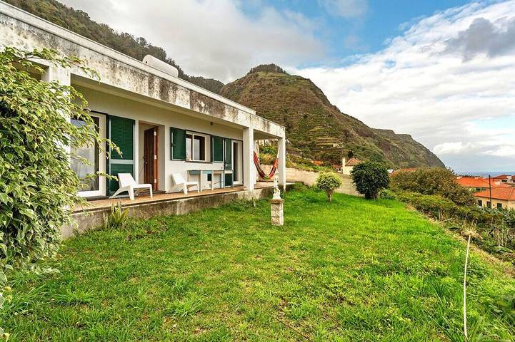Casa de férias para 4 pessoas, com jardim e varanda em Porto Moniz