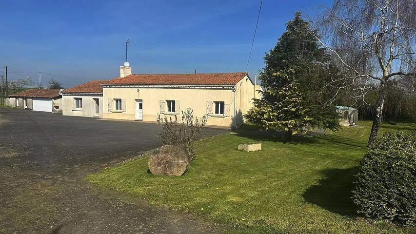 Location de vacances pour 11 personnes, avec jardin à Saint-Laurent-du-Mottay