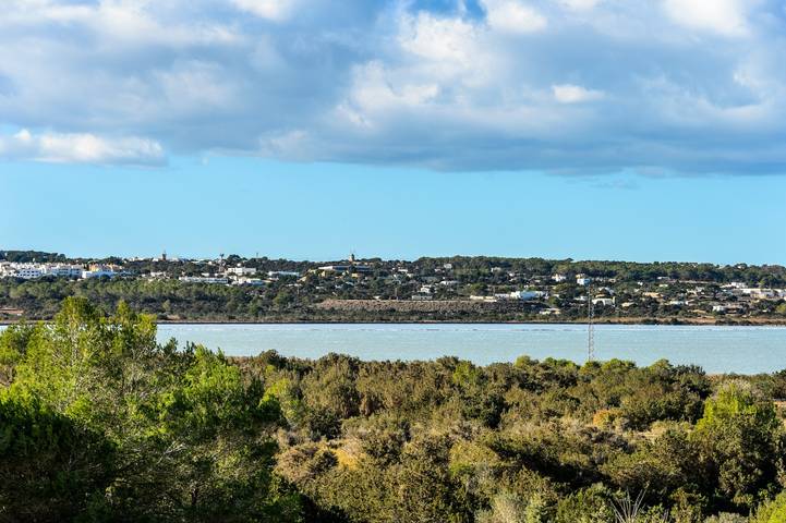 Apartamento entero, Apartamento 'Estudio Mirada 304' con vistas al lago, Wi-Fi y aire acondicionado in Es Pujols, Formentera