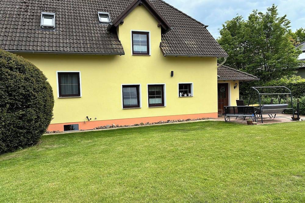 Voll eingerichtete Ferienwohnung in ruhiger Lage mit extra Eingang Parkplatz in Luckaitztal, Lausitzer Seenland
