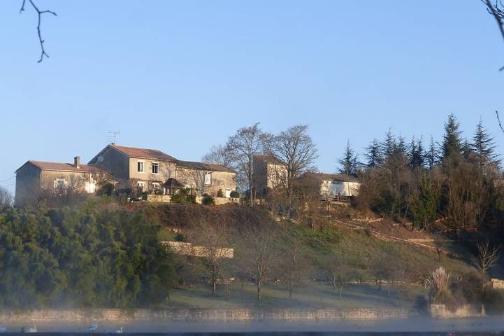 Location de vacances pour 16 personnes, avec terrasse et jardin, animaux acceptés à Touvre