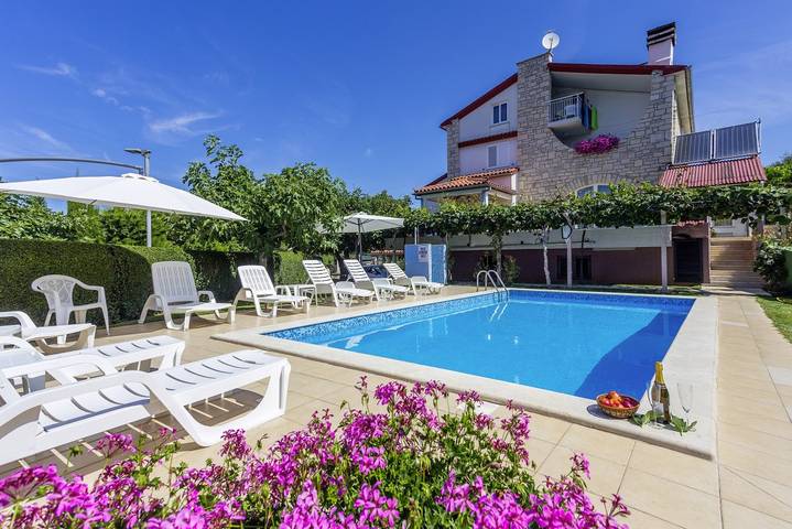 Vakantiewoning voor 4 personen, with balkon/terras and balkon as well as zwembad in Medulin