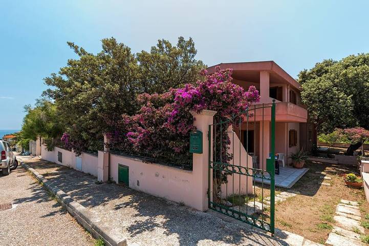 Villa for 5 people, with garden and balcony as well as hot tub - 1