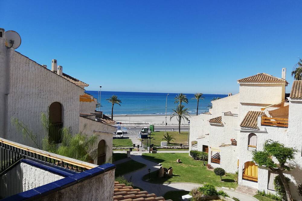 Beautiful house by beach in Santa Pola Alicante province. Bungalow bonito al mar in Santiago Bernabeu, Santa Pola