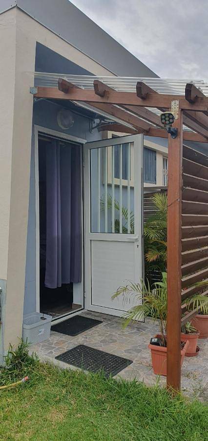 Gîte pour 2 personnes, avec jardin et piscine dans Trois Mares - 2