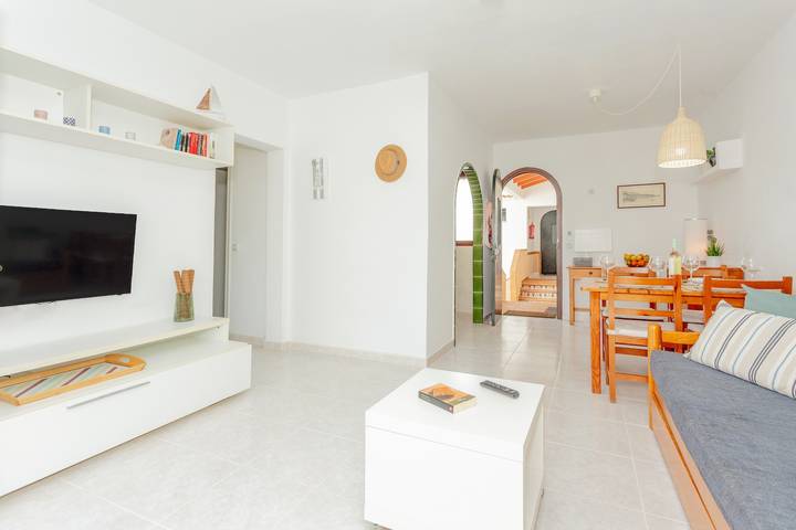 Apartamento entero, Apartamento "Los Delfines Biniforcat" con terraza cubierta privada y piscina compartida in Cala Blanes, Ciudadela