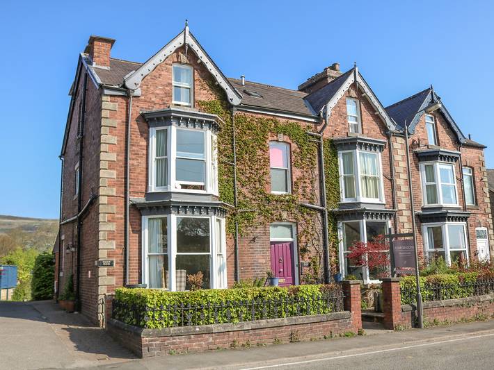 Cottage for 8 people, with Garden in Castleton