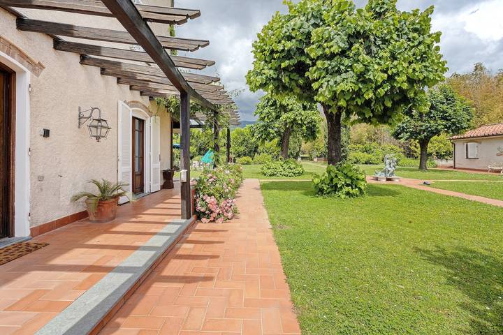 Camera Auri -Marinsky con Giardino in Comune, Wi-Fi e Aria Condizionata in Pietrasanta, Riviera Toscana