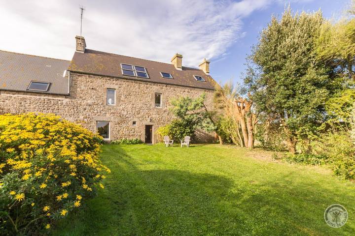 Gîte pour 9 personnes, avec jardin à Gouberville