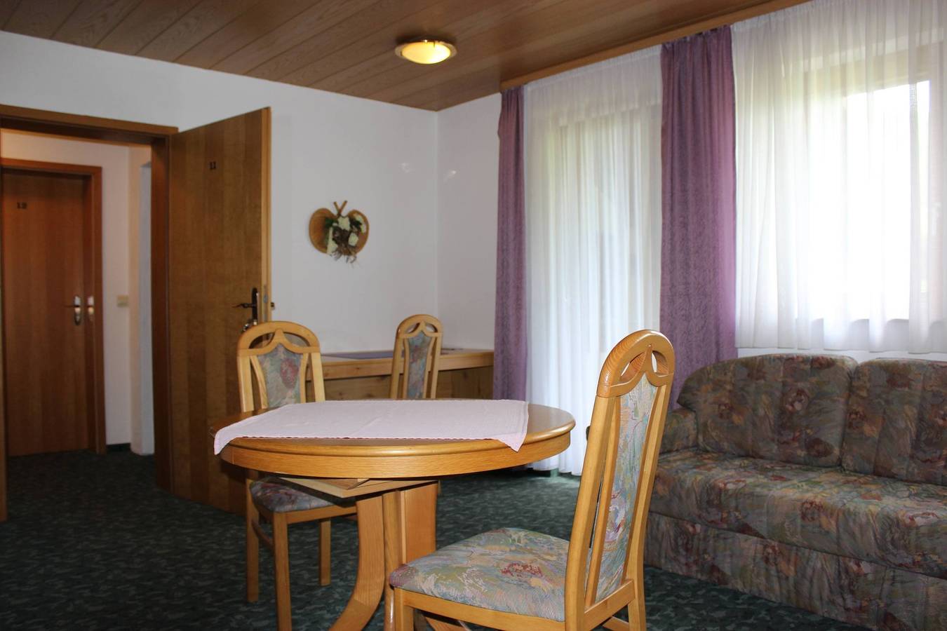 Hotel Garni Silberdistel - Doppelzimmer mit Dusche und Wc in Lauterstein, Albsteig Etappe 6