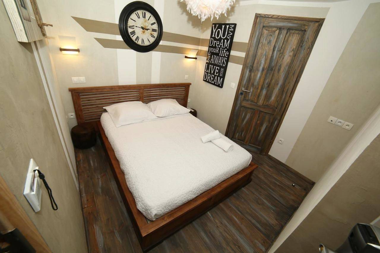 Small Double Room in Lens, Région de Lens