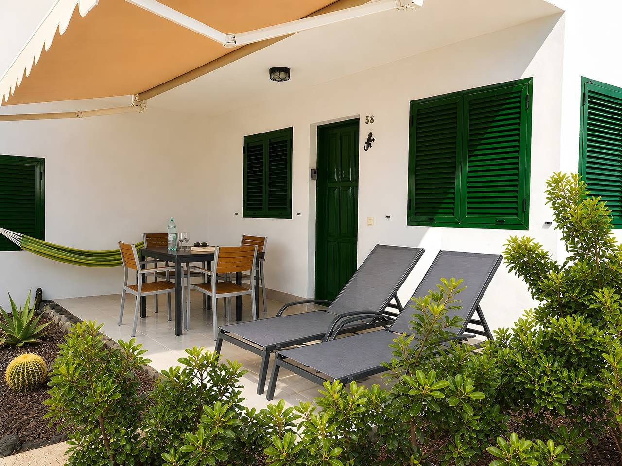 Geheel appartement, Appartement La Piedra in palmentuin direct aan strand & zee in El Cotillo, La Oliva