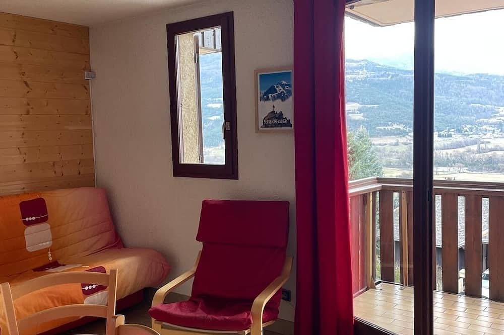 Entire apartment, Appartement F2 Avec Large Balcon in Embrun, Écrins National Park