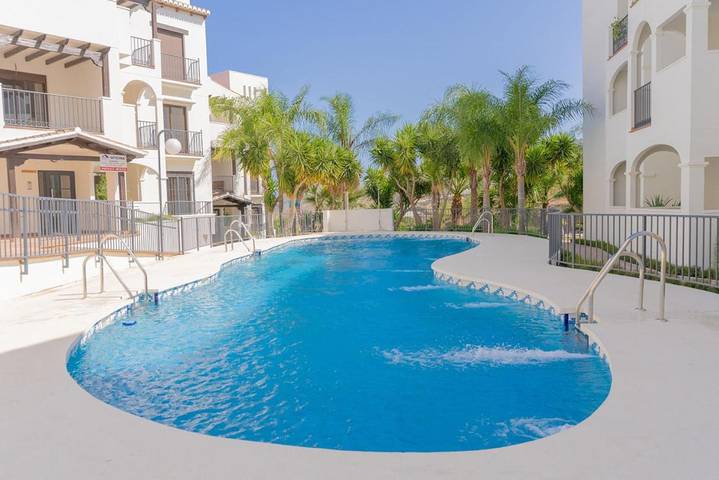 Apartamento de vacaciones para 4 personas, con piscina además de terraza y jardín - 1