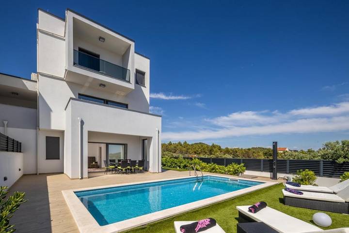 Villa pour 6 personnes, avec piscine ainsi que jardin et vue à Tribunj - 2