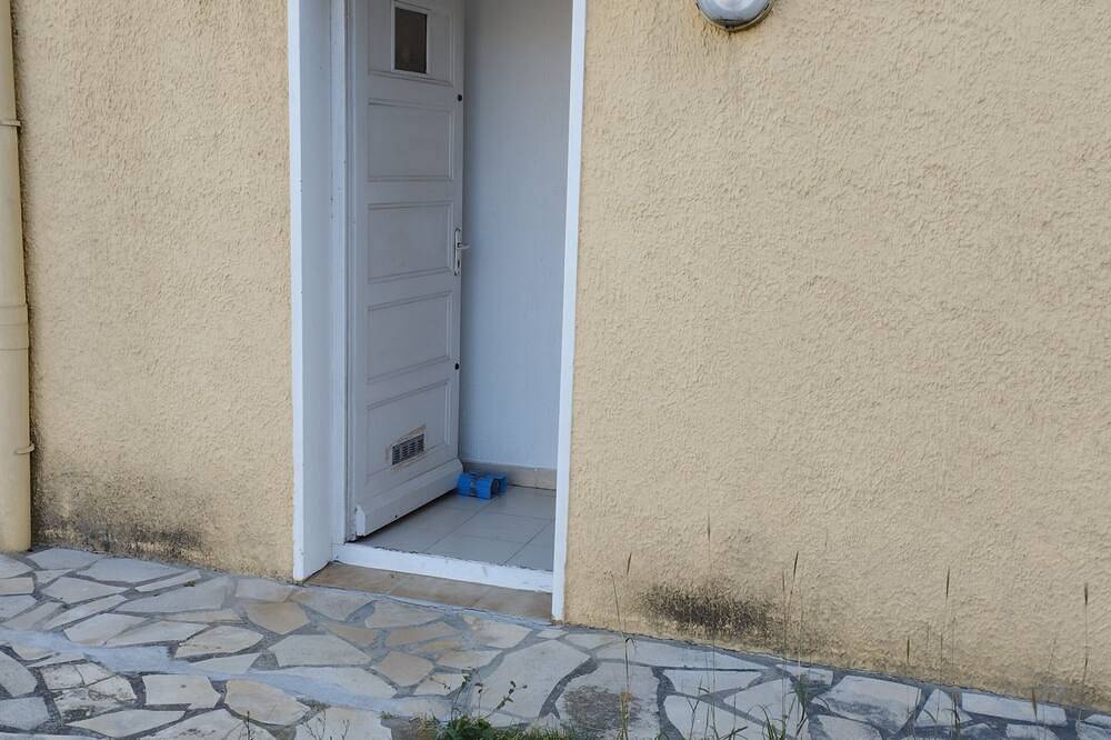 Entire apartment, Quiet apartment with separate bedroom overlooking wooded garden! in Teyran, Montpellier region