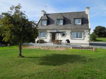 Gîte pour 8 personnes, avec jardin et vue, animaux acceptés à Ploumilliau