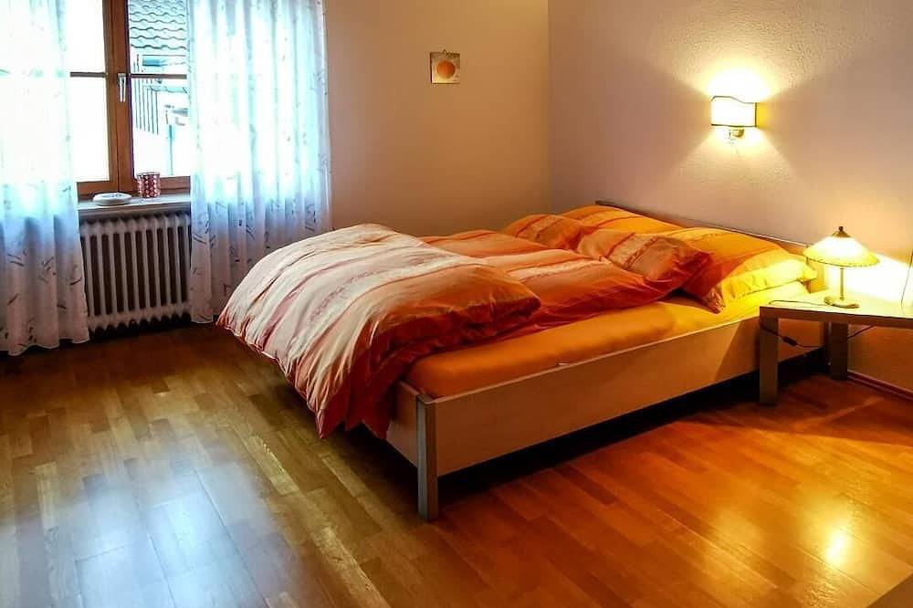 Ganze Wohnung, Die schöne Ferienwohnung mit separatem Eingang ist in der 1. Etage und über 7 Stufen erreichbar. Die Wohnung ist ruhig gelegen und nur wenige Minuten vom Ortskern entfernt Punkt die Wohnfläche von 62 qm besteht aus einem Schlafzimmer mit einem ... in Selters (Westerwald), Westerwald