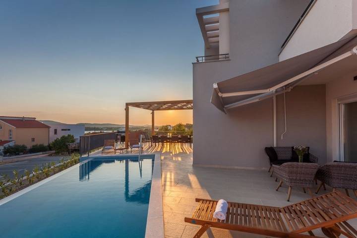 Villa pour 12 personnes, avec jardin et piscine à Šibenik