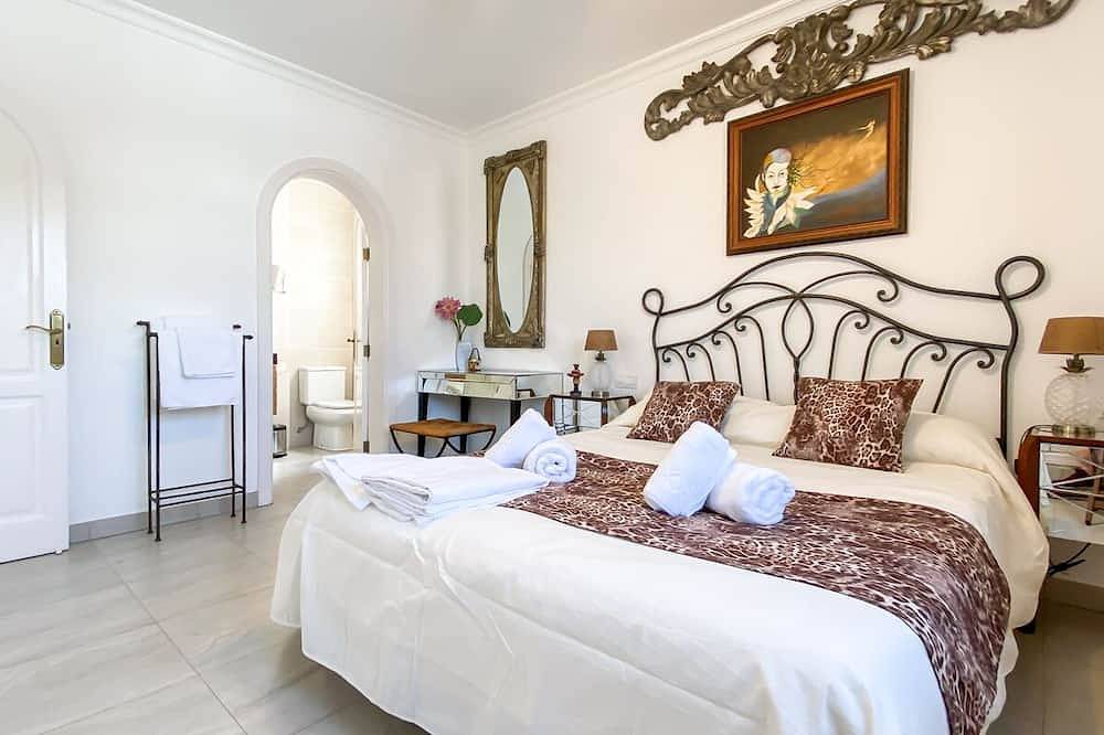 Ça C'est La Vie. Eine luxuriöse Villa mit 4 Schlafzimmern und eigenem Bad in jedem Zimmer in Puerto del Carmen, Tías