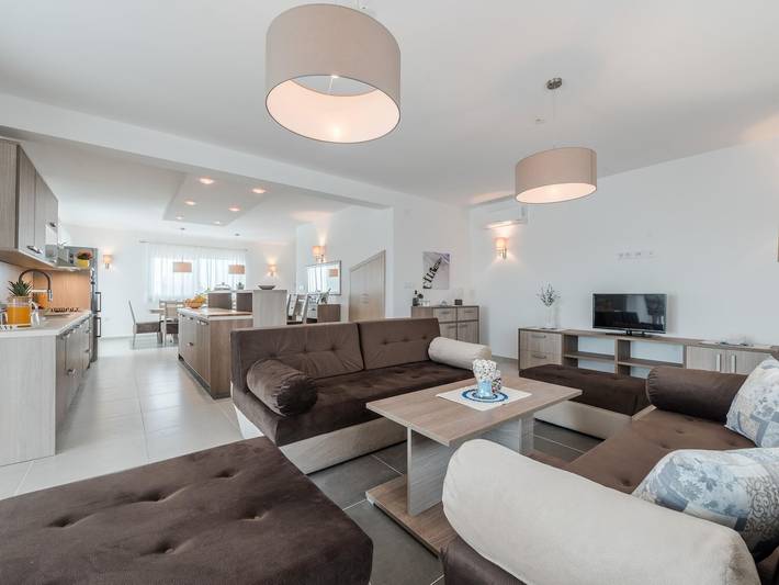 Ferienhaus für 8 Personen, mit Pool und Balkon, kinderfreundlich in Sukosan