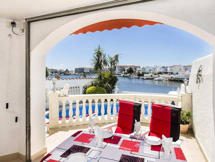 Villa pour 5 personnes, avec terrasse, animaux acceptés à Empuriabrava