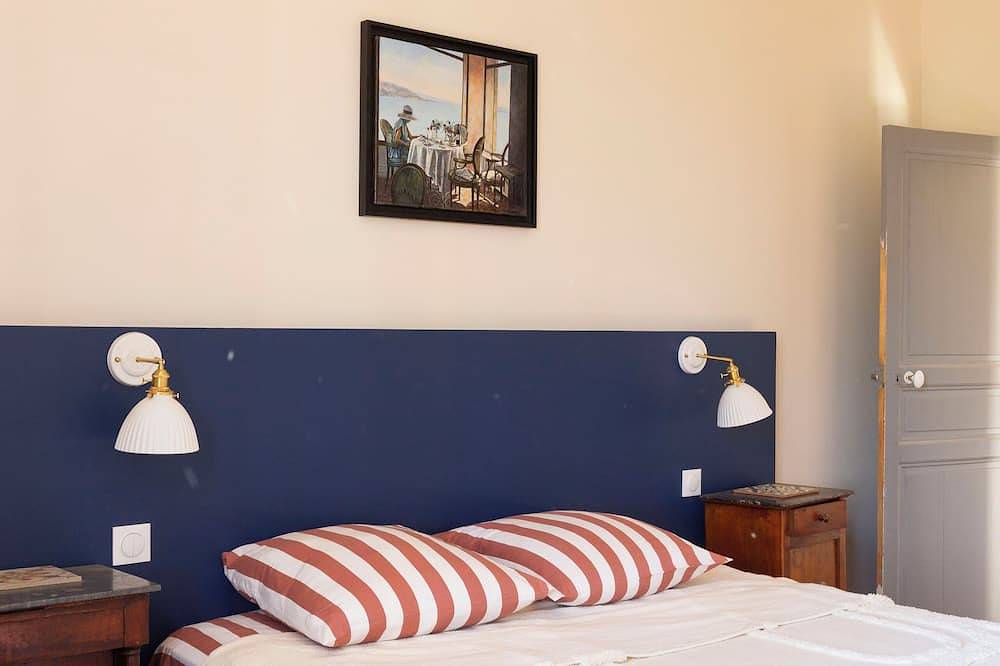 Elegant Provencal country house with vast wooded grounds and exceptional swimming pool in Trets, Aix-en-Provence region