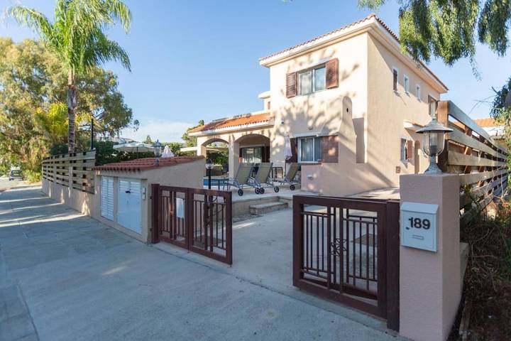 Location de vacances pour 10 personnes, avec jardin et terrasse ainsi que piscine et jacuzzi, animaux acceptés à Coral Bay - 2