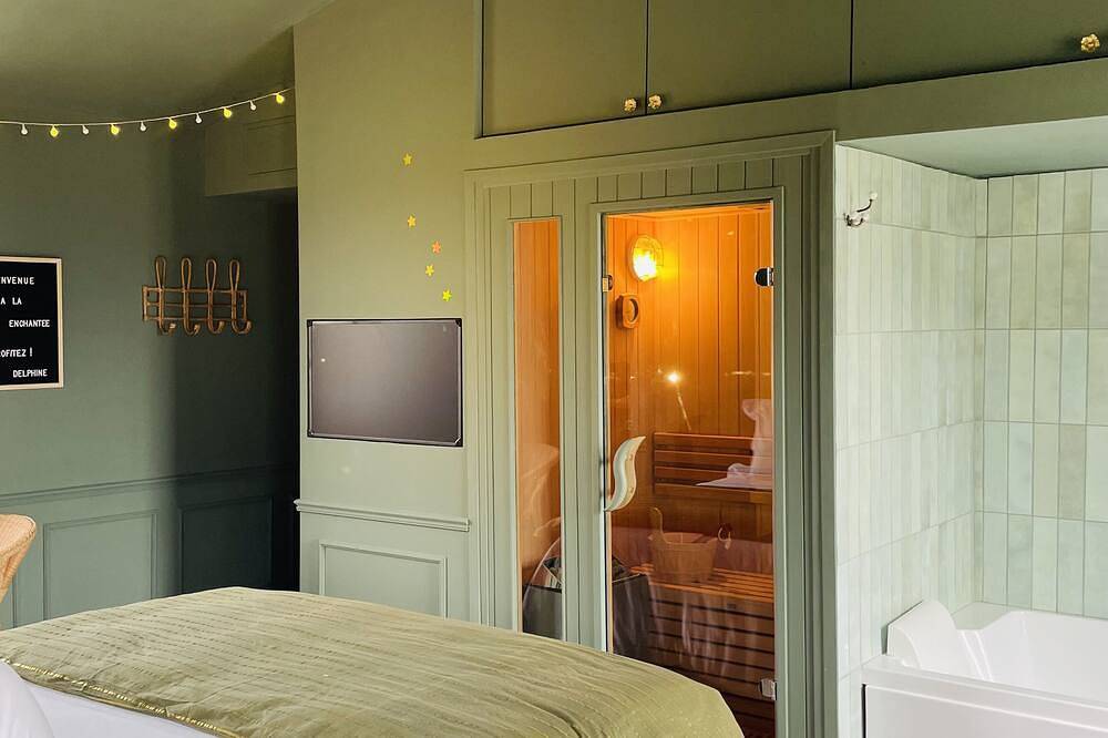 Appartement entier, Suite Bord de Mer (Jacuzzi & Sauna) - 1 minute de la plage et des commerces in Bernières-sur-Mer, Région de Caen