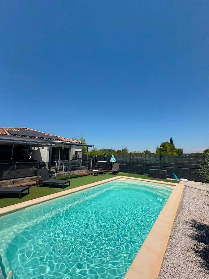 Location de vacances pour 8 personnes, avec Jacuzzi et Terrasse ainsi que Jardin et Piscine à Liouc