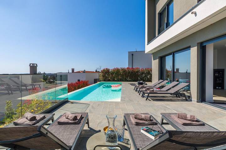 Modernes Ferienhaus mit Infinity-Pool und Meerblick in Krnica, Marčana