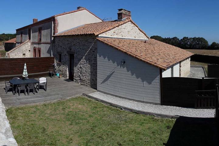 Gîte pour 4 personnes, avec piscine ainsi que jardin et terrasse