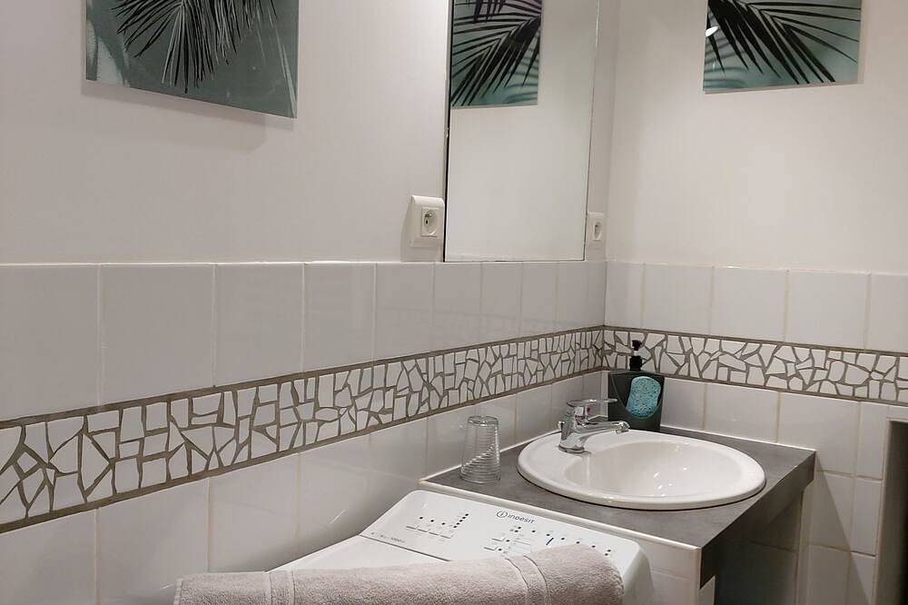 Entire apartment, Le Petit Saint-Georges 2*: renovated, fully-equipped studio at the foot of the collegiate church in Villefranche-de-Rouergue, Massif Central