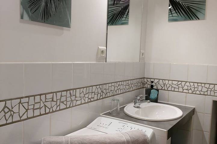 Entire apartment, Le Petit Saint-Georges 2*: renovated, fully-equipped studio at the foot of the collegiate church in Villefranche-de-Rouergue, Aveyron
